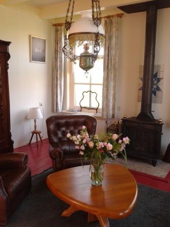 voorhuis pronkkamer antieke lamp schilderij en bos bloemen voor website